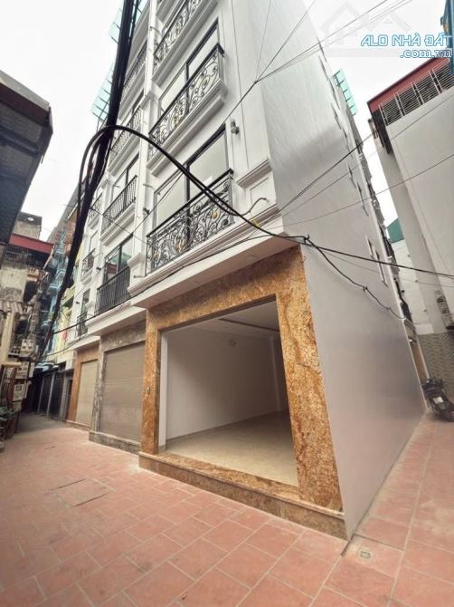 OTO ĐỖ CỬA - LÔ GÓC THANG MÁY - VỊ TRÍ ĐẮC ĐỊA CẦU GIẤY - SÂN TRƯỚC NHÀ THOÁNG SÁNG - 1