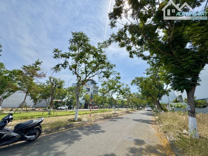 Bán lô góc 2MT 177m đường 7m5 Nguyễn Đình Hiến đối diện công viên ngay Làng ĐH - 1
