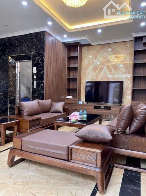 Bán nhà mặt phố 2 chiều Quận Đống Đa. Nhà đẹp có dòng tiền cho thuê, vỉa hè 5m. Nở hậu - 1