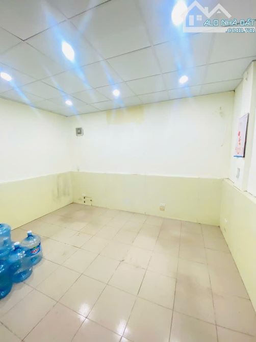 Mặt phố Lê Thánh Tông - Kinh doanh sầm uất - Vỉa hè rộng - 1 sổ 1 chủ. - 1