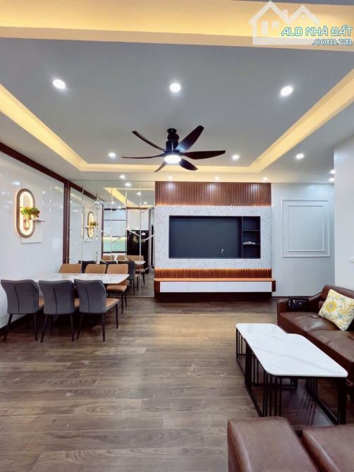 Bán căn góc chung cư sát đường Khuất Duy Tiến 82m 3 ngủ full nội thất đẹp chỉ nhỉnh 6 tỉ - 12