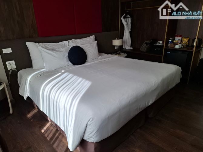 Bán khách sạn mặt phố Hàng Gai 170m2 x 10 tầng x MT 7,2m - 165 tỷ - cho thuê 2,2 tỷ/tháng