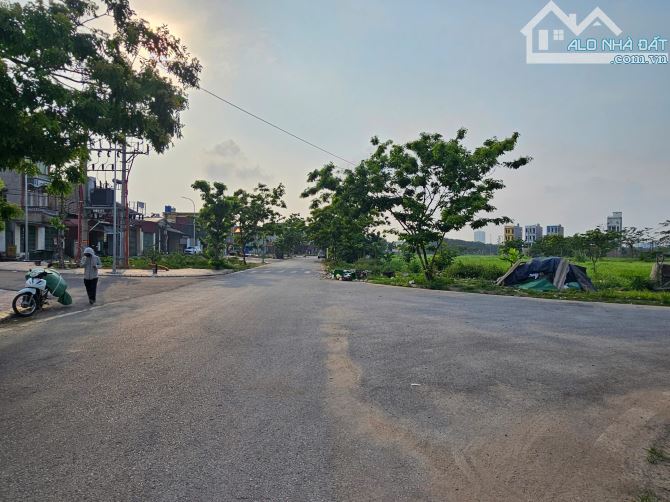 Bán Đấu Giá . Khắc Niệm . dt 99,7m. mt 7m . hướng ĐB & TN . giá 6 ty1 - 2
