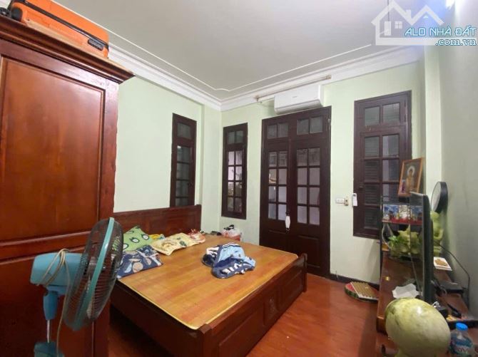 Bán nhà Dương Quảng Hàm, Cầu Giấy 42m2 x 5 tầng, giá 8,1 tỷ, cực gần phố - 2