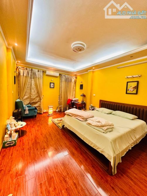 Bán nhà Phố Nguyên Hồng.Đống đa. Diện tích 55m. 6 Tầng. Mặt tiền 4,5m. Giá 18 tỷ - 2