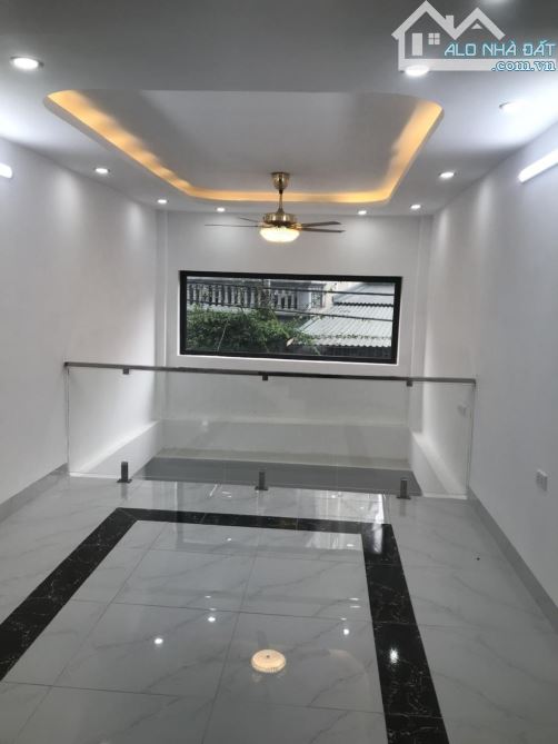 Bán nhà Phúc Lợi 31m2 x 6 tầng, ô tô 7 chỗ vào nhà, gần nhiều tiện ích, kinh doanh được - 2