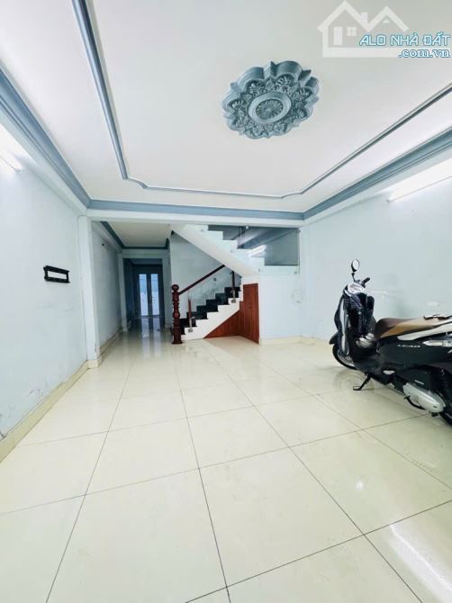 Bán gấp nhà 2 tầng, 6.5 tỷ kinh doanh ngay chợ Phú Định quận 8, 60m2 - 2
