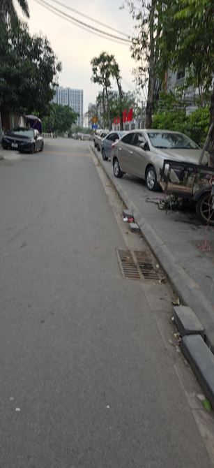 Ỷ LAN. MẶT TIỀN ĐẸP. ÔTÔ TRÁNH. ÔTÔ VÀO ĐẤT - 2