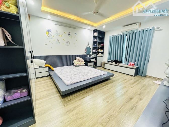 Lạc Long Quân - 35m2 -  7 tỷ 65 - Ngõ thông - Gần phố. - 2