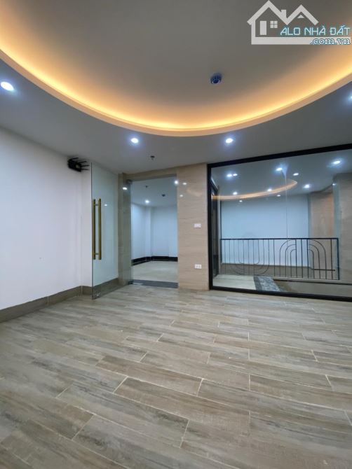 BÁN TOÀ CCMN Cao Cấp - Cầu Giấy - Lô Góc 3 thoáng - Dòng tiền 2,5 tỷ/ năm - Đầy đủ GP PCCC - 2