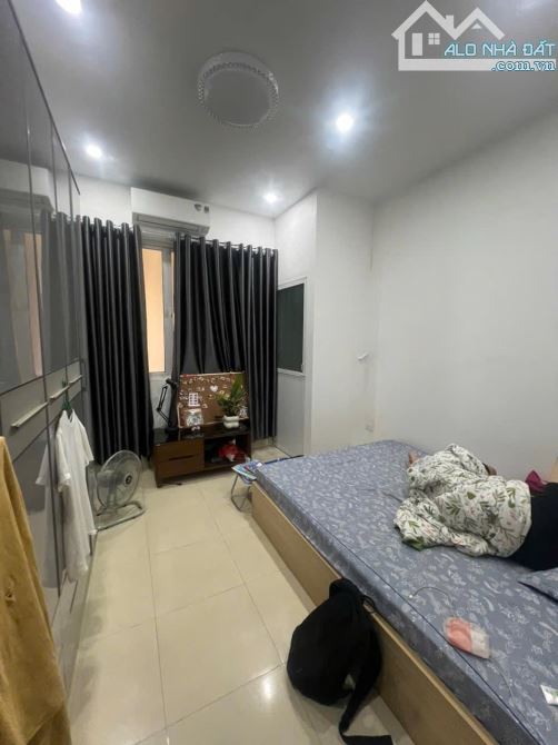 Shock! Bán nhà mặt phố Nguyễn Khang - Ngõ thông - Kinh doanh - 56m2 X 7T X MT 4M - 2