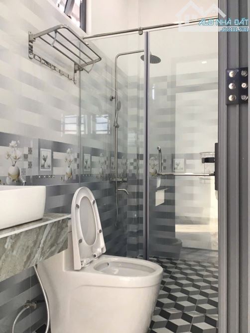 Bán nhà 3 tầng vĩnh hiệp ô tô cách 23/10 chỉ 30m - 2