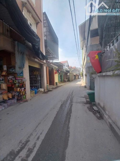 Loanh quanh 3 tỷ , lô đất đẹp tiềm năng La Tinh - Đông La, sát vách Ỷ La- ô tô đỗ cổng - 2