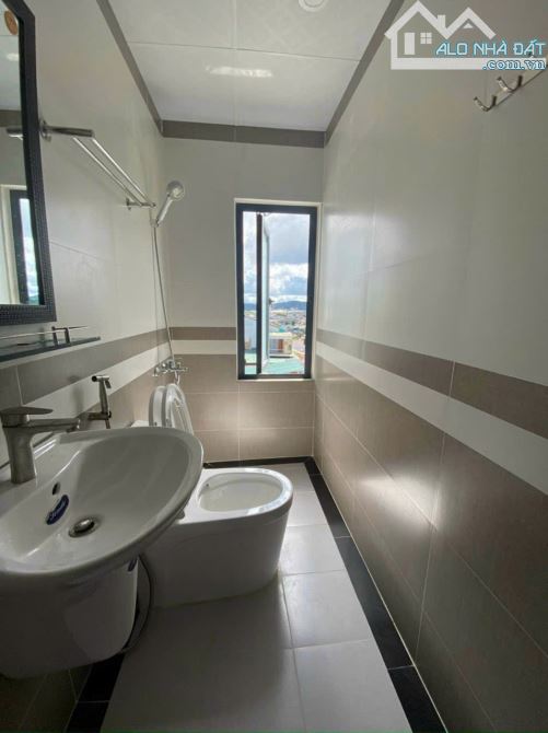 GIẢM GIÁ NHANH NHÀ Ở SÂN Ô TÔ ĐƯỜNG NHƯẠ P7 - 2