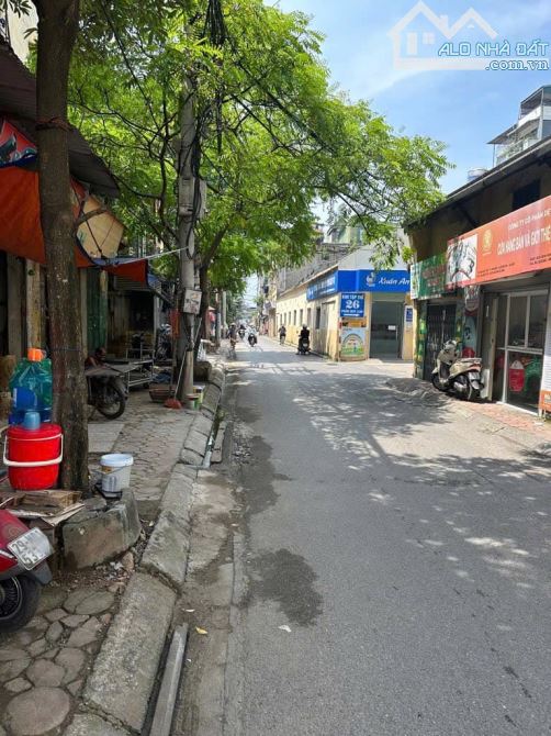 MẶT NGÕ TRẦN QUÝ CÁP. Ô TÔ TRÁNH. 25m2, 3 Tầng, Mặt Tiền 4.5m. Giá Cực Hiếm. 5 Tỷ - 2