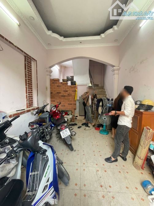 Oto đỗ cổng, ngõ thông 2 thoáng  dân xây ở và kinh doanh 30m2 giá 5.2 tỷ - 2