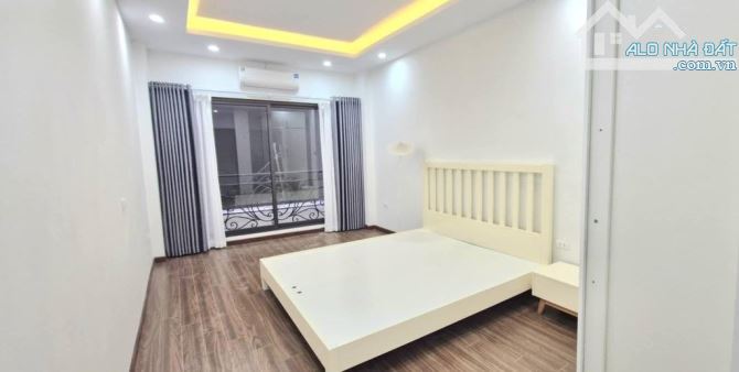 - Bán nhà đường Võ Chí Công, sát phố, nội thất xịn sò, 45m2, 11.5 tỷ. - 2