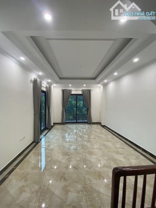 - Bán nhà đường Võ Chí Công, sát phố, nội thất xịn sò, 72m2, 14 tỷ. - 2