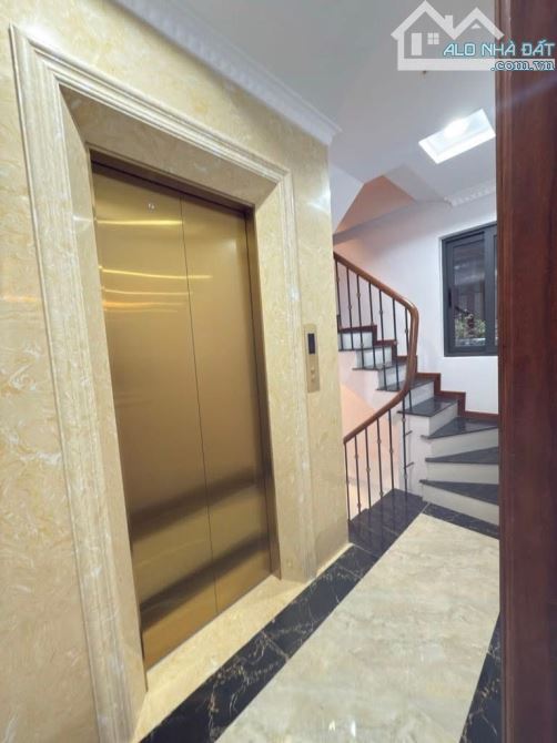 OTO ĐỖ CỬA - LÔ GÓC THANG MÁY - VỊ TRÍ ĐẮC ĐỊA CẦU GIẤY - SÂN TRƯỚC NHÀ THOÁNG SÁNG - 2