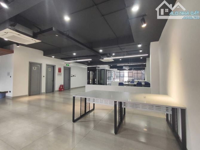 Cho thuê tòa nhà mặt tiền – Q.Tân Phú, hầm, trệt, lửng, 4 lầu, sân thượng, Dt 1000m2 130tr - 2