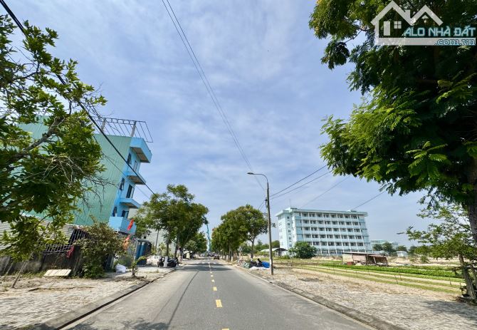 Bán lô góc 2MT 177m đường 7m5 Nguyễn Đình Hiến đối diện công viên ngay Làng ĐH - 2