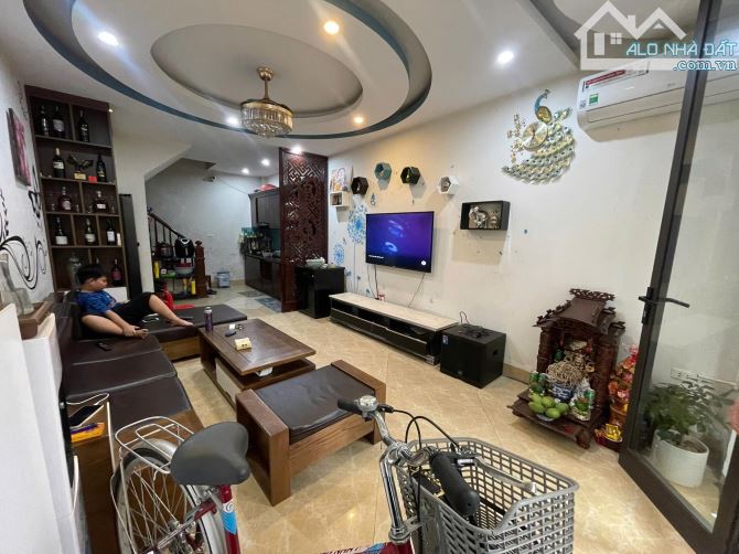 Nhà đệp ở ngay Định Công Thượng Hoàng Mai. Sổ 39m, 5 tầng 3 ngủ MT4m Giá 10.5 tỷ Ô tô đỗ c - 2