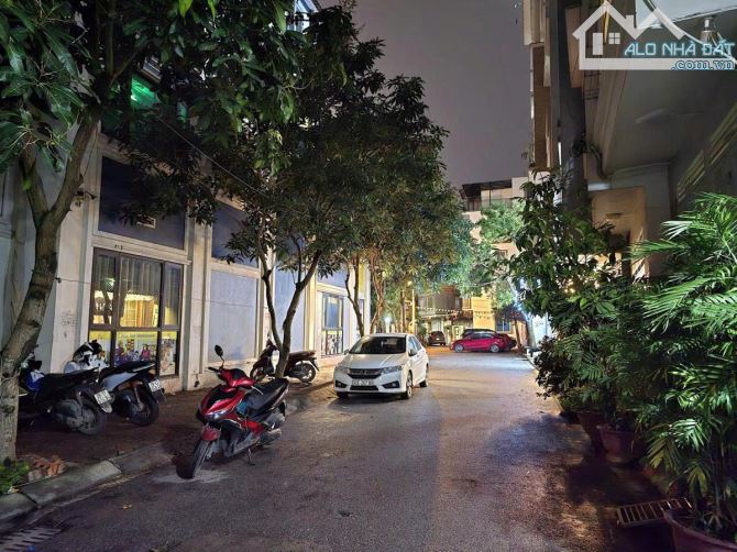 Bán nhà mặt phố 2 chiều Quận Đống Đa. Nhà đẹp có dòng tiền cho thuê, vỉa hè 5m. Nở hậu - 2