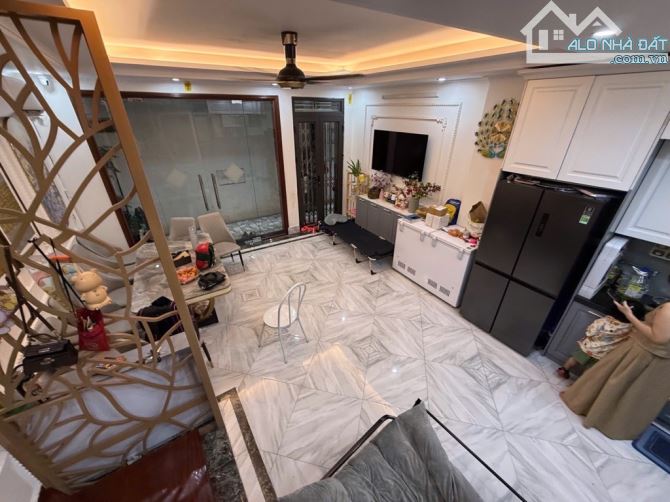 Bán Gấp Nhà Trung Tâm Cầu Giấy, Phố Trần Thái Tông, 46m, 6T, Giá 9.9 Tỷ, Ngõ Nông, Sát Phố - 2