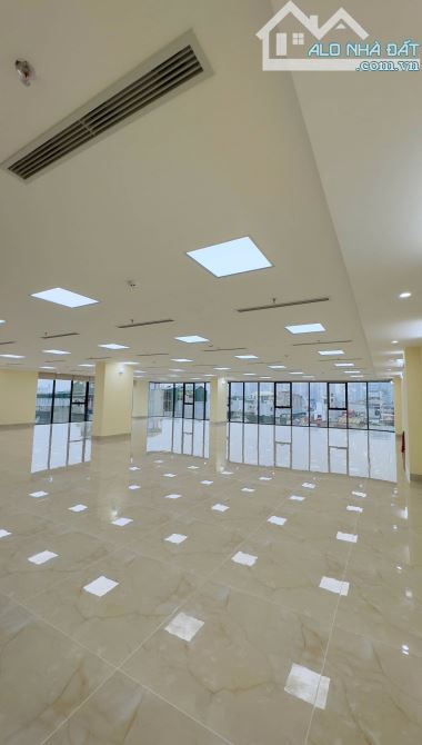 Bán nhà mặt phố nguyễn khang, vỉa hè rộng, sử dụng 2 bên, thang máy, giá tốt., KD đỉnh - 2