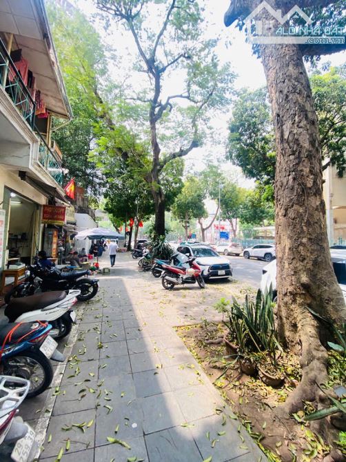 Mặt phố Lê Thánh Tông - Kinh doanh sầm uất - Vỉa hè rộng - 1 sổ 1 chủ. - 2