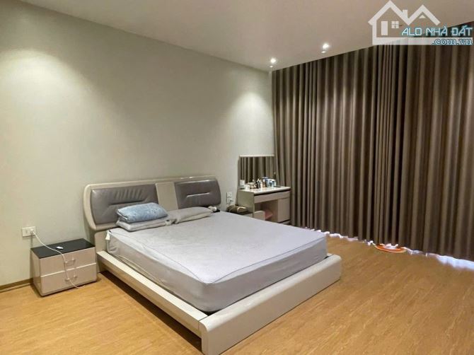 Mặt phố Cát Dài vị trí đẹp, vỉa hè rộng hơn 5m, kinh doanh tốt. - 3