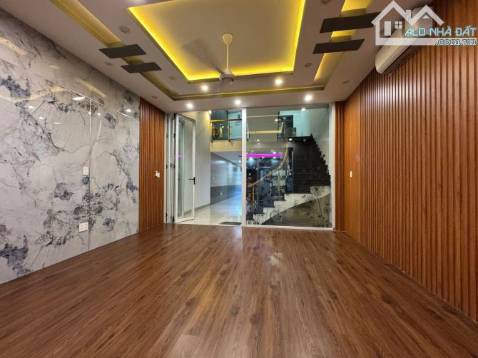 Bán nhà Thái Văn Lung - 125m2 - giá siêu tốt - có hồ bơi trong nhà - 3