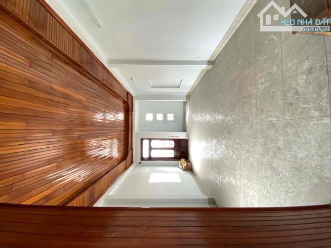Nhà 4 tầng - Vị trí Vip nhất trung tâm - Mặt tiền Nguyễn Hoàng - 3