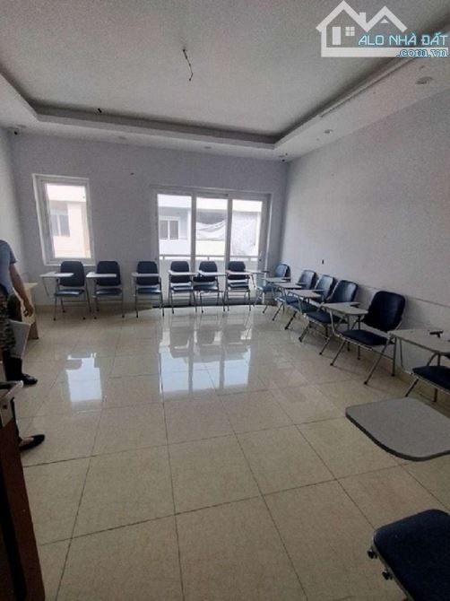 Cho thuê nhà mặt ngõ 39 phố Trần Kim Xuyến - Cầu Giấy. Diện tích 82M x 5 tầng mặt tiền 5m - 3