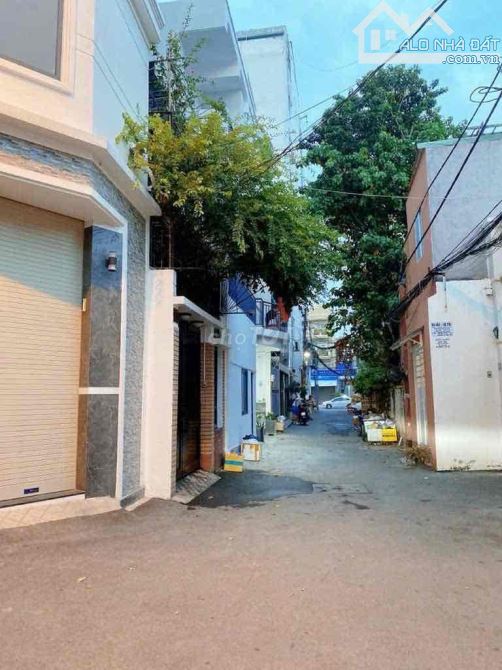 HÉM OTO - DÂN TRÍ CAO- XE HƠI NGÚ TRONG NHÀ-NGANG 4M- 5 TÂNG Ớ NGAY- GIÁ 8.5T - 3