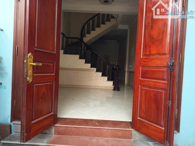 CẦN BÁN NHÀ CAO XÁ -Ô TÔ ĐỖ CỔNG -NGÕ THÔNG TỨ TUNG -BÃI ĐỖ XE GẦN -4.7 Tỷ - 3
