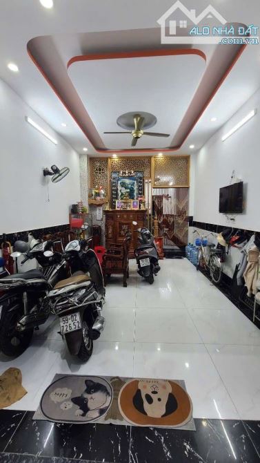 Hẻm rất gần mặt tiền Ô tô ngủ trong nhà. 50m2-  bình tân - 3