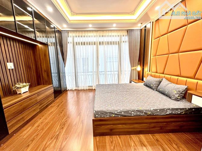 OTO ĐỖ CỬA - LÔ GÓC THANG MÁY - VỊ TRÍ ĐẮC ĐỊA CẦU GIẤY - SÂN TRƯỚC NHÀ THOÁNG SÁNG - 3