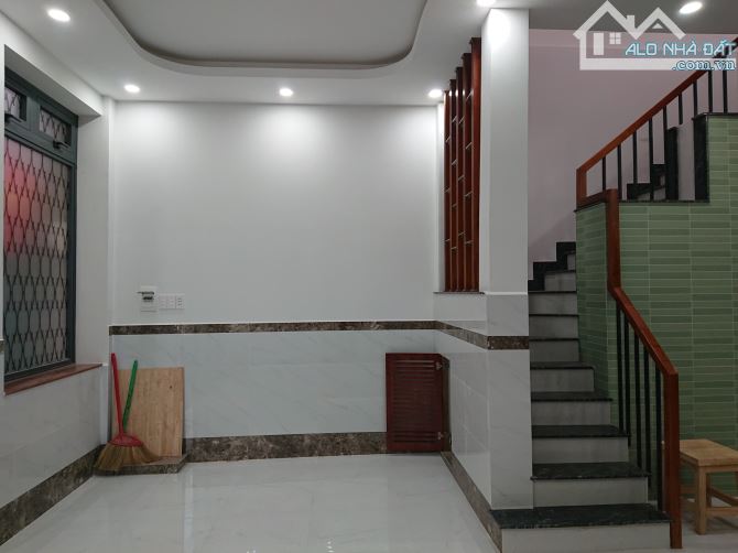 Nhà mới xây, Nguyễn Hồng Đào, Tân bình,53m2,3 tầng, 5,7m x 11,2m. chỉ 7 tỷ 8 - 3