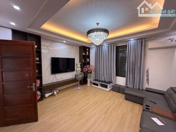 Bán Gấp Nhà Trung Tâm Cầu Giấy, Phố Trần Thái Tông, 46m, 6T, Giá 9.9 Tỷ, Ngõ Nông, Sát Phố - 3