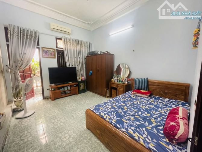 Bán nhà Xuân La - Phân lô quân đội - Ô tô đỗ cửa - 2 thoáng trước sau - 4