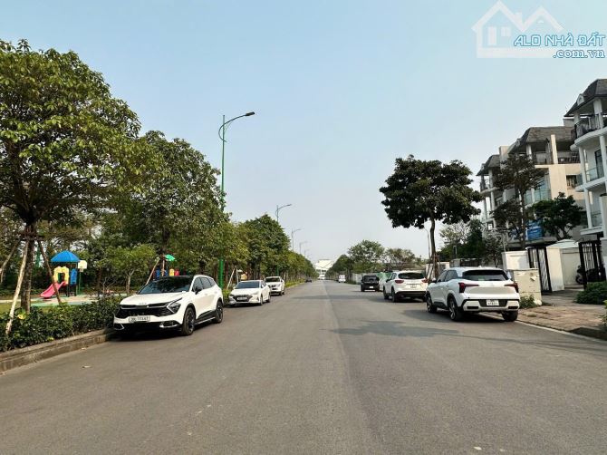 Bán nhà Long Biên, Phân lô quân đội - lô góc - kinh doanh - 2 oto tránh nhau, vìa hè rộng. - 4
