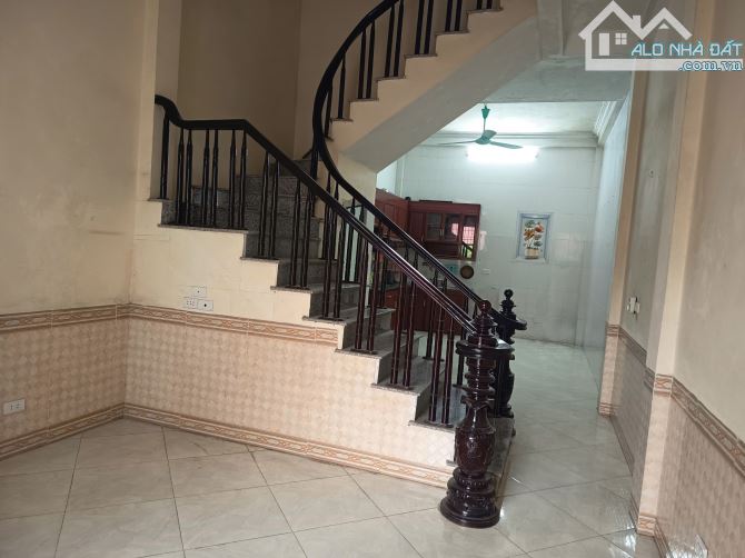 CẦN BÁN NHÀ CAO XÁ -Ô TÔ ĐỖ CỔNG -NGÕ THÔNG TỨ TUNG -BÃI ĐỖ XE GẦN -4.7 Tỷ - 4