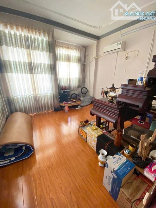 CHÍNH CHỦ BÁN GẤP NHÀ  MẶT TIỀN 2 LẦU GIÁ 1TỶ270TRIỆU - NGAY SAU LƯNG CHỢ BÌNH CHÁNH ĐANG - 4