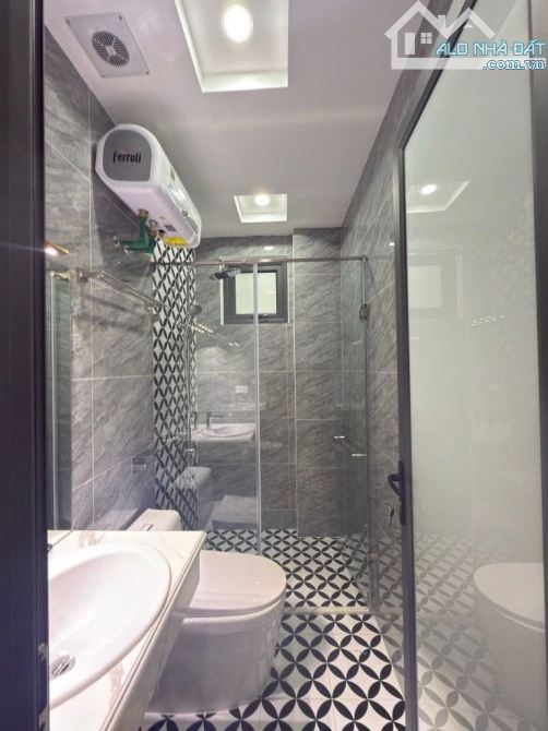 OTO ĐỖ CỬA - LÔ GÓC THANG MÁY - VỊ TRÍ ĐẮC ĐỊA CẦU GIẤY - SÂN TRƯỚC NHÀ THOÁNG SÁNG - 4
