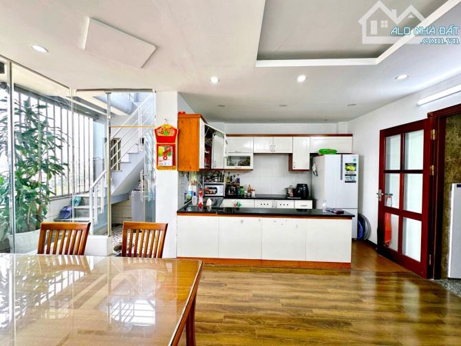 Bán nhà Phố Nguyên hồng. Đống đa 55m. 6 Tầng. Mặt tiền 5,4m. Giá 18 tỷ - 4