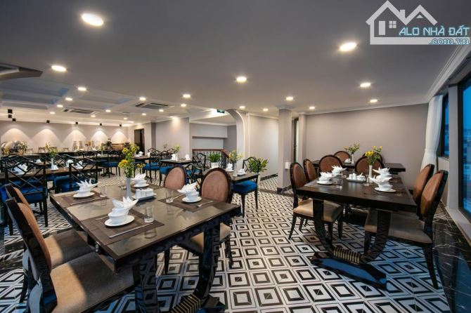 Bán khách sạn mặt phố Hàng Gai 145m2 x 9 tầng, MT 7m, 30 phòng, Giá 402 tỷ CT 500 triệu/th