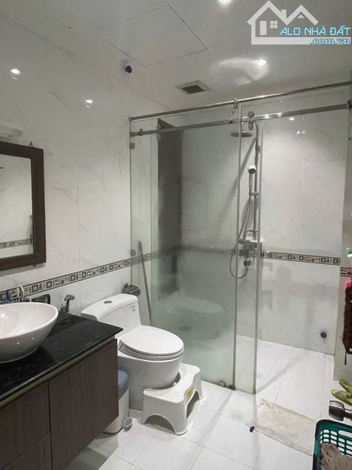 Mặt phố Cát Dài vị trí đẹp, vỉa hè rộng hơn 5m, kinh doanh tốt. - 5