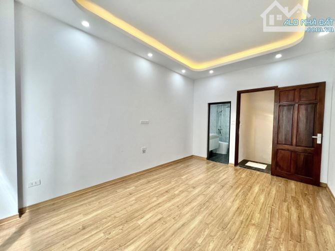 BÁN GẤP CĂN NHÀ RẺ NHẤT BẮC TỪ LIÊM,KHU GẦN TRƯỜNG CHỢ RẤT TIỆN CHỈ 4X TỶ NHÀ,30m2-5 tầng, - 5