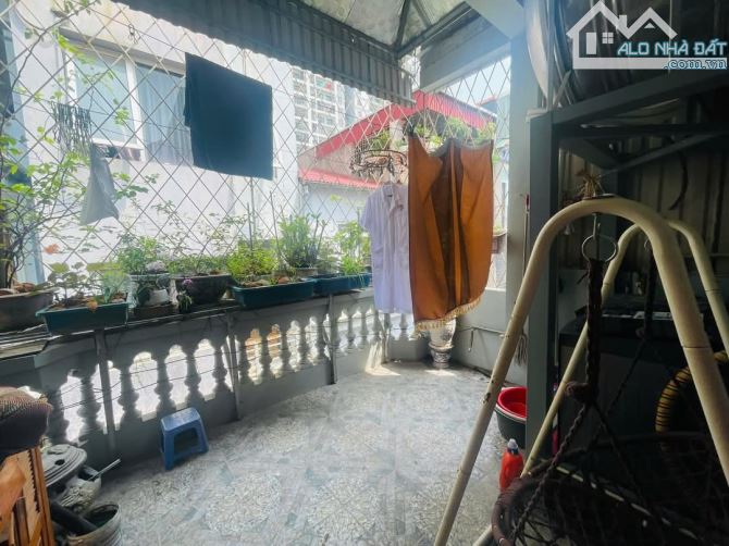Bán nhà Xuân La - Phân lô quân đội - Ô tô đỗ cửa - 2 thoáng trước sau - 5
